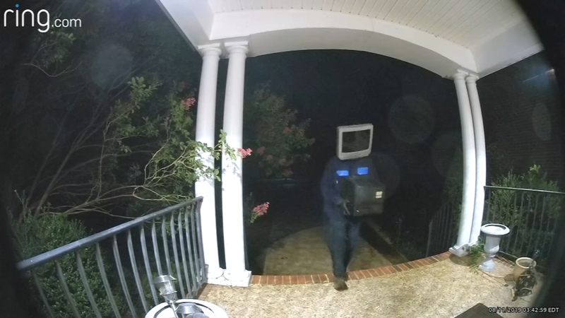 In Virginia un uomo con una Televisione in testa sta consegnando vecchi televisori 24