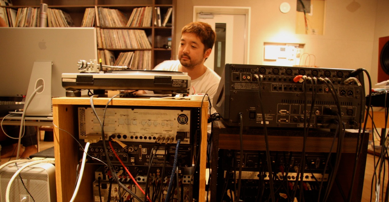 Nujabes al lavoro nel suo studio di registrazione